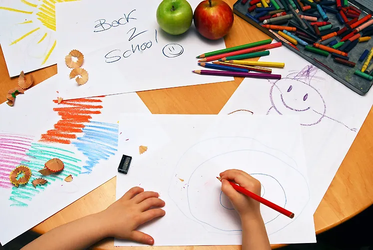 Aprender a desenhar! Conheça 10 dicas infalíveis para pôr em prática hoje! girl drawing back to school 1319256 - Aprender a desenhar! Conheça 10 dicas infalíveis para pôr em prática hoje!